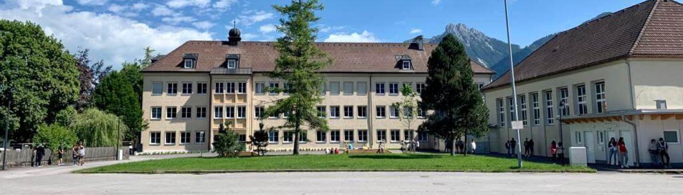 MSU Die Schule im Park bei schönem Wetter im Sommer